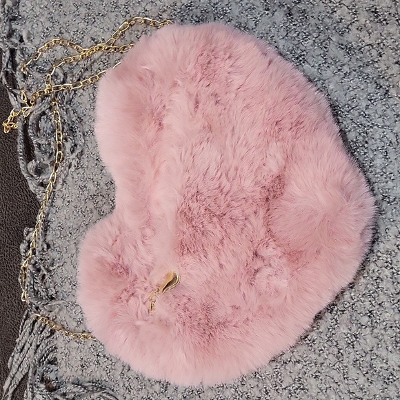 Fuzzy Heart Bag - Picture 3 of 7
